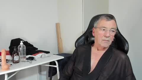 Snapshot of 200gentleman chatting on December 28, 2024, 5:14 pm Henk online show from December 28, 2024, 5:14 pm