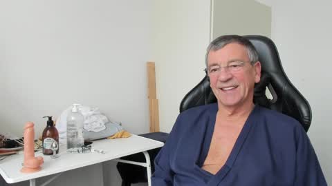Snapshot of 200gentleman chatting on December 31, 2024, 1:19 pm Henk online show from December 31, 2024, 1:19 pm