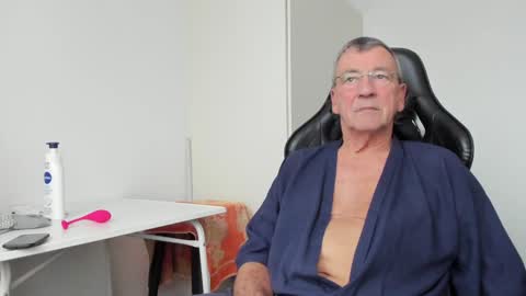 Snapshot of 200gentleman chatting on January 24, 2025, 1:36 pm Henk online show from January 24, 2025, 1:36 pm