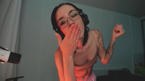 Snapshot of 2b_ chatting on October 13, 2025, 4:01 am Sasha weekend from 14 to 27 November online show from October 13, 2025, 4:01 am