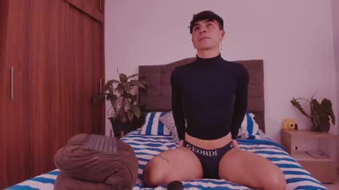 Snapshot of 2gays_1straight chatting on June 19, 2026, 2:05 am David and Yoel online show from June 19, 2026, 2:05 am
