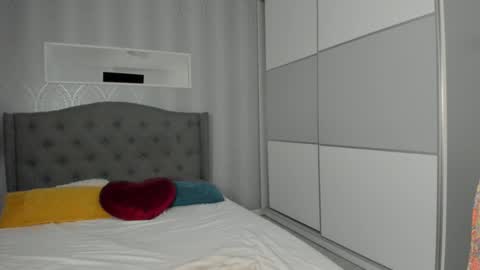 Adelle online show from September 25, 2025, 12:09 pm