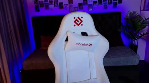 Snapshot of _amelia_pond_ chatting on November 27, 2025, 2:35 am Amelia online show from November 27, 2025, 2:35 am