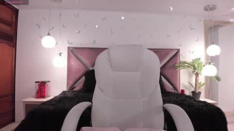 antonnela online show from November 21, 2025, 2:16 pm