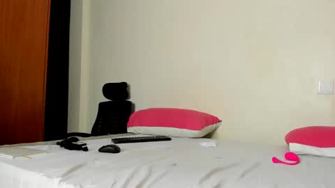 Snapshot of _ariah chatting on September 16, 2025, 3:40 am Ariah independent model online show from September 16, 2025, 3:40 am