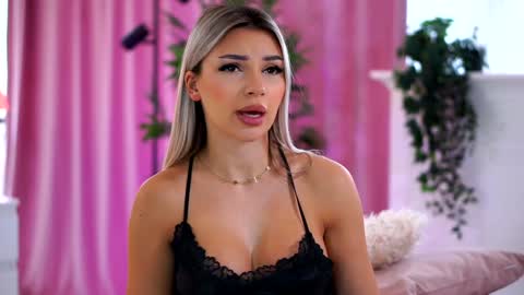 Snapshot of _arielle chatting on December 23, 2024, 9:59 am Arielle online show from December 23, 2024, 9:59 am