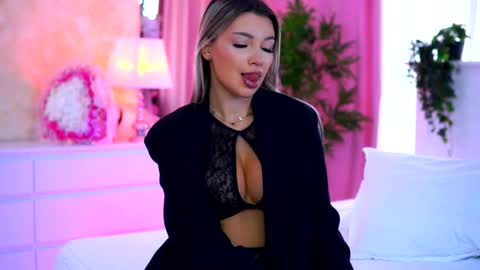 Snapshot of _arielle chatting on October 2, 2025, 8:21 am Arielle online show from October 2, 2025, 8:21 am