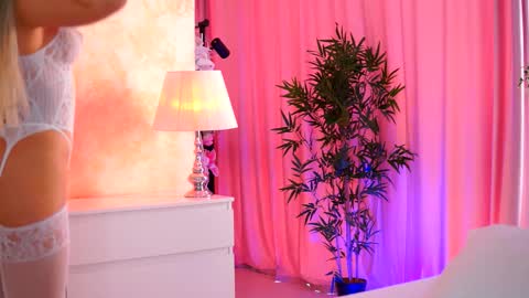 Snapshot of _arielle chatting on October 25, 2025, 8:55 am Arielle online show from October 25, 2025, 8:55 am