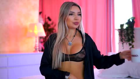 Snapshot of _arielle chatting on November 21, 2025, 10:03 am Arielle online show from November 21, 2025, 10:03 am