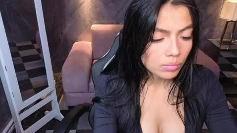 _charlottee_b online show from May 29, 2026, 1:47 am