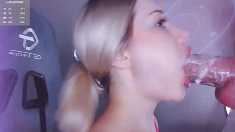 Angelina online show from December 4, 2025, 5:43 pm