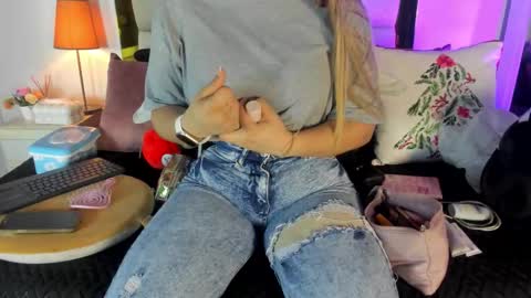 Isabella online show from December 22, 2025, 12:02 pm