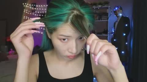 EveEva online show from October 15, 2025, 10:37 am