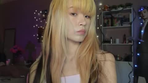 EveEva online show from November 26, 2025, 4:57 am