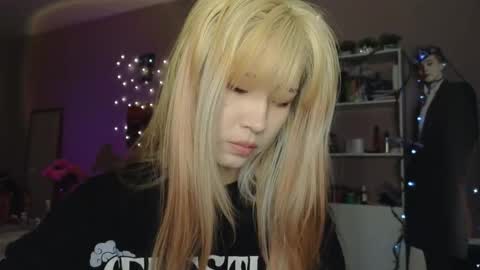 EveEva online show from December 1, 2025, 10:31 am