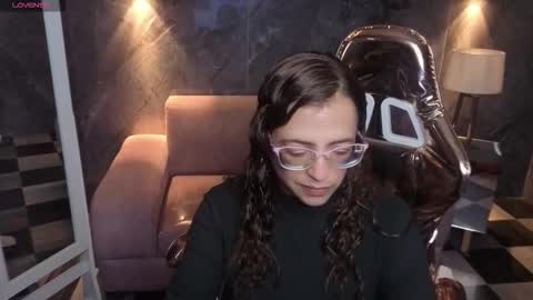 Snapshot of _evoni_b chatting on December 17, 2025, 12:44 pm evoni online show from December 17, 2025, 12:44 pm