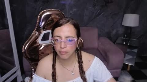 Snapshot of _evoni_b chatting on December 21, 2025, 12:45 pm evoni online show from December 21, 2025, 12:45 pm