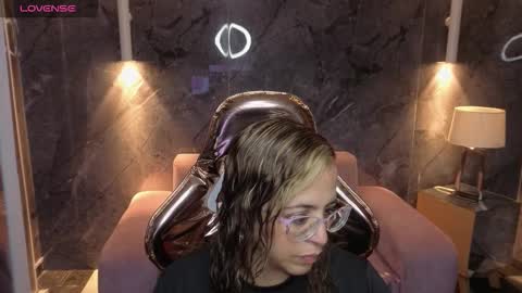 Snapshot of _evoni_b chatting on January 6, 2026, 12:42 pm evoni online show from January 6, 2026, 12:42 pm