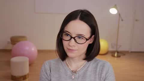 Snapshot of _female_essence_ chatting on October 13, 2025, 3:56 pm Essie online show from October 13, 2025, 3:56 pm