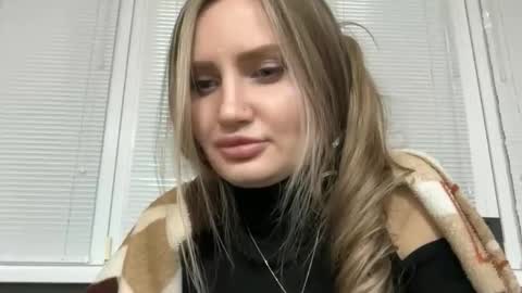  Flora  online show from November 12, 2025, 3:01 pm