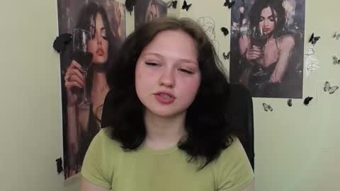 Snapshot of _foxy_lady chatting on May 5, 2026, 6:21 am Alice online show from May 5, 2026, 6:21 am