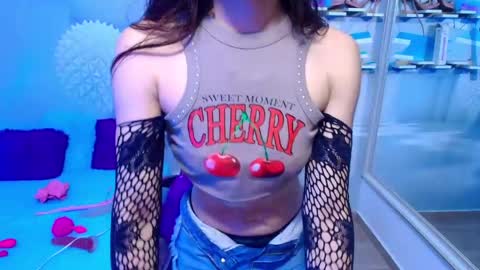 Snapshot of _gold_strawberry_ chatting on May 5, 2026, 9:50 am _gold_strawberry_ online show from May 5, 2026, 9:50 am