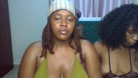 Snapshot of _honey_bloom chatting on February 15, 2026, 8:02 am _honey_bloom online show from February 15, 2026, 8:02 am