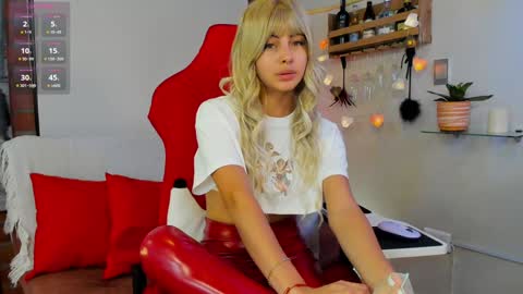 Snapshot of _hottie__ chatting on January 7, 2025, 9:25 pm _hottie__ online show from January 7, 2025, 9:25 pm