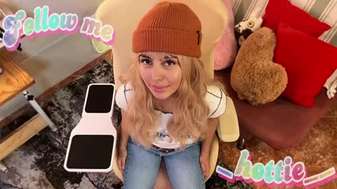 Snapshot of _hottie__ chatting on January 14, 2025, 8:59 pm _hottie__ online show from January 14, 2025, 8:59 pm