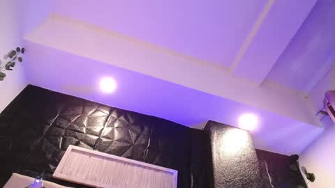 Mia online show from December 9, 2024, 4:47 pm