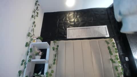 Mia online show from March 4, 2025, 1:28 pm