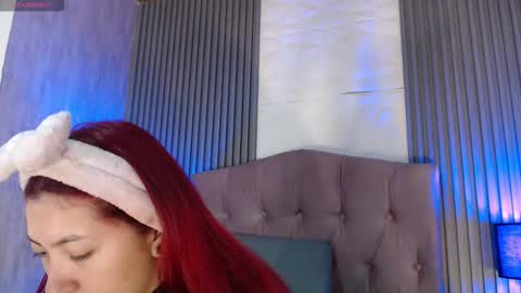 Mia online show from December 16, 2025, 2:22 pm