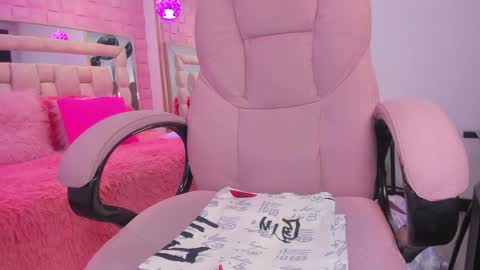 Laura online show from March 2, 2025, 3:16 pm