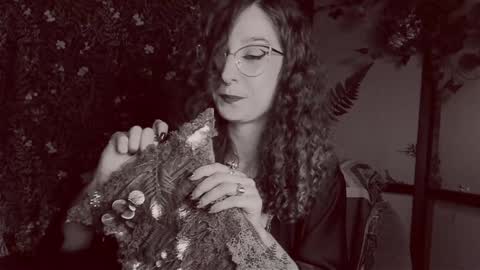 Snapshot of _lady_luna_ chatting on December 16, 2024, 2:04 am Lady Luna online show from December 16, 2024, 2:04 am