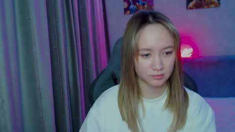 _lalune_ online show from January 18, 2025, 7:37 pm