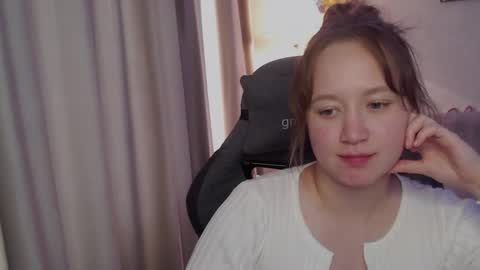 _lalune_ online show from September 19, 2025, 12:17 pm