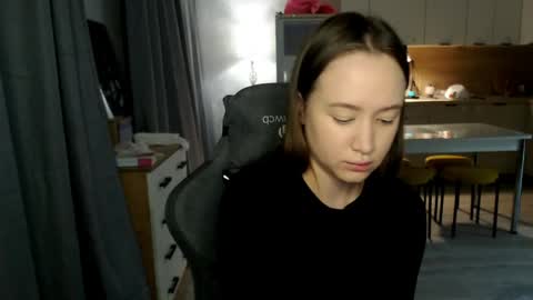 _lalune_ online show from April 5, 2026, 4:26 pm