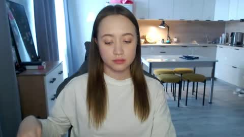 _lalune_ online show from April 8, 2026, 12:49 pm