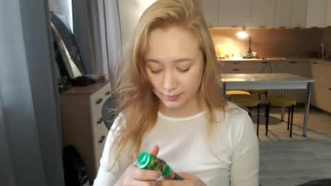 Snapshot of _lalune_ chatting on April 29, 2026, 10:52 am _lalune_ online show from April 29, 2026, 10:52 am