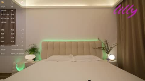 _lillilly_ online show from September 13, 2025, 5:29 am