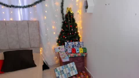 Snapshot of _little_ivy chatting on December 7, 2024, 4:25 pm Ivy 3 online show from December 7, 2024, 4:25 pm