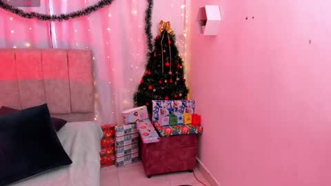 Snapshot of _little_ivy chatting on December 18, 2024, 8:03 pm Ivy 3 online show from December 18, 2024, 8:03 pm
