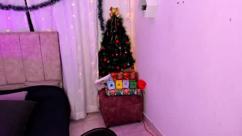 Snapshot of _little_ivy chatting on January 2, 2025, 10:11 pm Ivy 3 online show from January 2, 2025, 10:11 pm
