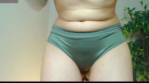 Snapshot of _little_misss chatting on December 13, 2024, 1:44 pm Mila online show from December 13, 2024, 1:44 pm