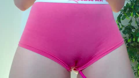 Snapshot of _little_misss chatting on October 7, 2025, 9:28 am Mila online show from October 7, 2025, 9:28 am