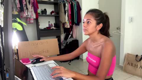 Snapshot of _littlewolfie_ chatting on March 1, 2025, 5:05 pm Little Wolfie online show from March 1, 2025, 5:05 pm