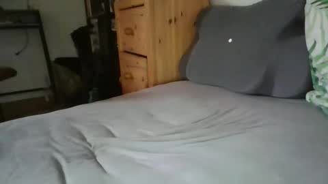 _longsword_123 online show from April 17, 2026, 4:10 pm