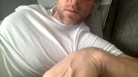 _lululeo_ online show from April 12, 2026, 9:09 pm