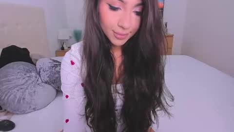 Snapshot of _lyna chatting on December 14, 2025, 10:47 pm Lynna online show from December 14, 2025, 10:47 pm