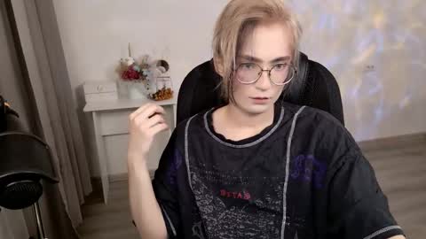 _meow_neko_ online show from April 7, 2026, 2:12 am